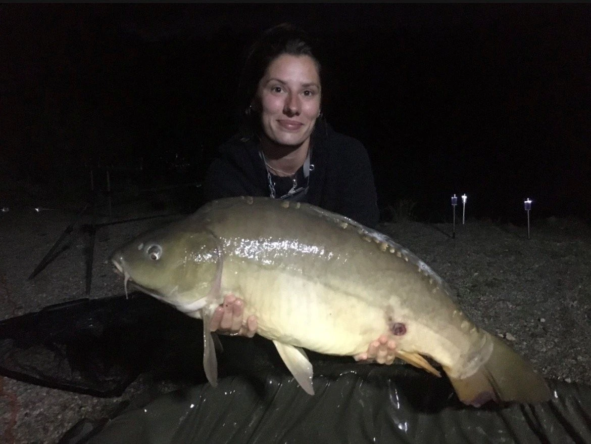 Kelly avec une carpe prise lors d'une session Very Bait Trip